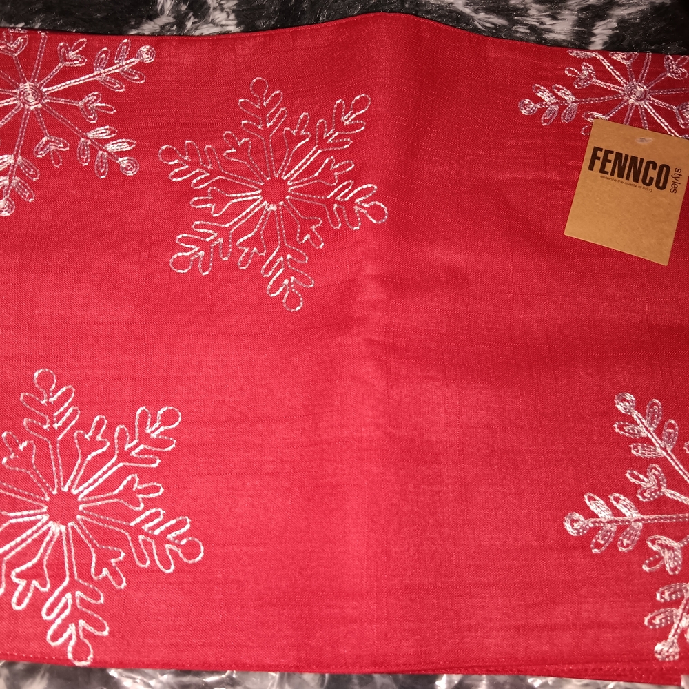 Fennco 4pc Table Placemat Set. Red W/Silver Snowflakes